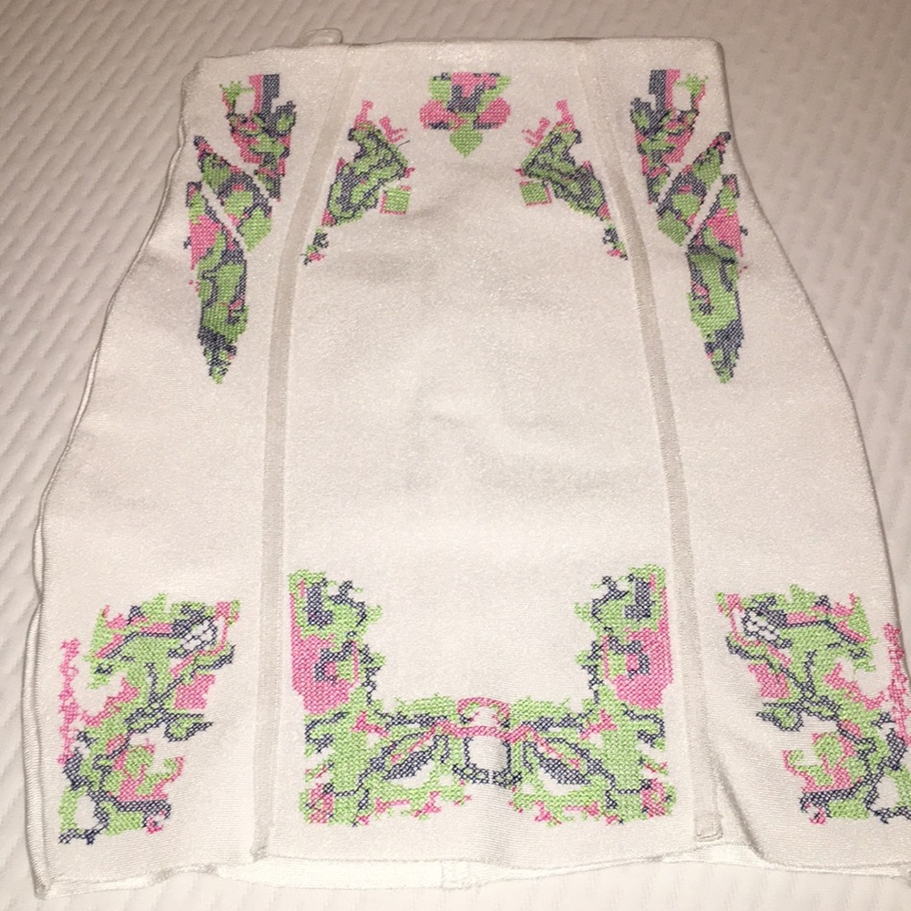 White Body-con (M) skirt w/ design